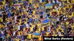 Українські вболівальники святкують перемогу збірної України над Північною Македонією