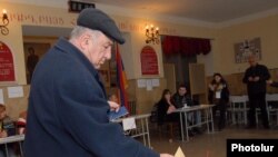Armenia's parliamentary by-election in Yerevan attracted fewer than one in four voters.