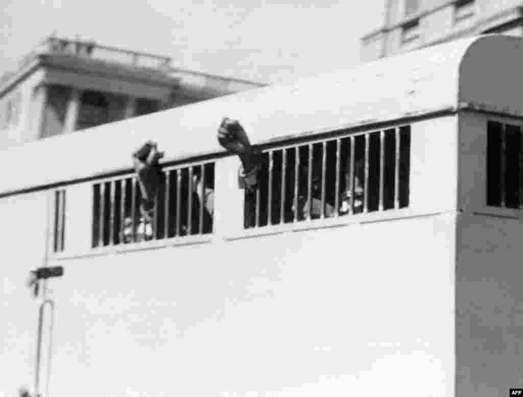 Həbsxanaya aparılan Nelson Mandela