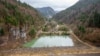 Guvernul a aprobat recent defrișarea a peste 30 de hectare de pădure, din care 0,6 hectare în Parcul Național Călimani, pentru umplerea lacului de acumulare până la cota 720. 