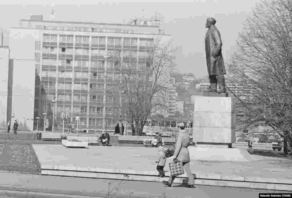 مجسمهٔ لنین در محلهٔ «دِیویتسه» پراگ که در سال ۱۹۸۱ عکاسی شده است. این مجسمه در سال ۱۹۷۲ رونمایی شد و سپس در سال ۱۹۹۰، پس از انقلاب ۱۹۸۹، پایین کشیده شد. پایه این مجسمه که به شکل یک رمپ اسکیت طراحی شده بود، تا سال ۲۰۰۷ محلی محبوب برای اسکیت‌بازان بود تا این‌که آن هم برداشته شد و فضای آن را چمن‌کاری کردند.