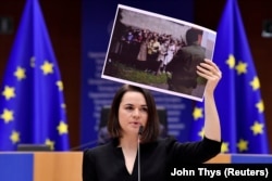 Liderul opoziției belaruse, Svetlana Țihanovskaia, distinsă cu Premiului Saharov, ține un discurs în Parlamentul European. Bruxelles, 16 decembrie 2020.