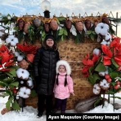 Aian Maqsutov pozează cu fiica sa în Oskemen, estul Kazahstanului.