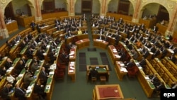Ukupan broj mjesta u parlamentu reduciran je sa 386 na 199 još 2011.