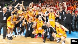 Македонија ја победи Литванија 67 - 65 во четвртфиналето на ЕП во кошарка во Литванија и обезбеди пласман во полуфиналето со Шпанија. 