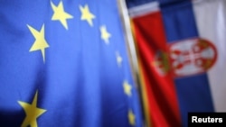 Zastave Evropske unije i Srbije, ilustrativna fotografija