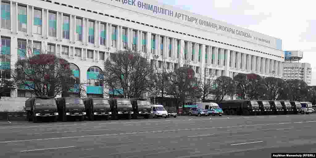 Полицейские машины на центральной площади Алматы, 16 декабря 2018 года. 