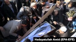 یو شمېر خلک کابل کې په یو هدفي برید کې د وژل شویو دوو ښځینه قاضیانو څخه د یوې د جنازې مراسمو کې راټول شوي دي. 