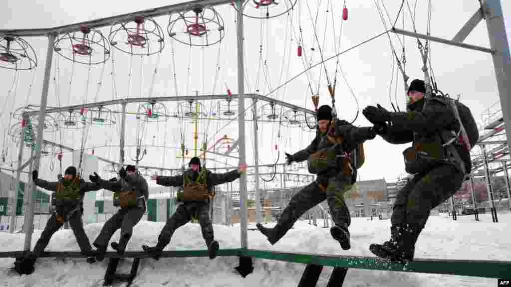 Русиянең десант гаскәрләрендәге правослар дин әһелләре 20 мартта Мәскәү янында парашют белән сикерүгә әзерлек күнегүләре үтә, 20 март.