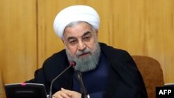 آقای روحانی گفته است که «نقد مردم فقط به اقتصاد نیست، مردم راجع به فساد و شفافیت حرف دارند و می‌گویند مسائل باید شفاف باشد».