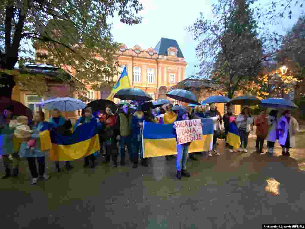 I pored jake kiše, tradicinalno šetnja je počela na centralnom gradskom trgu, a završila se ispred zgrade bivšeg ruskog poslanstva uz poruku "Slava Ukrajini!".