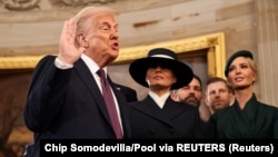 Президент США Дональд Трамп складає присягу. Вашингтон, США, 20 січня 2025 року