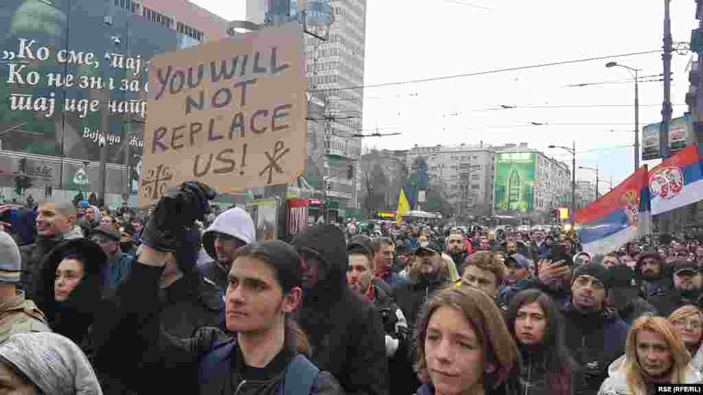 "Nećete nas zameniti" - transparenet koji su nosili neki od okupljenih