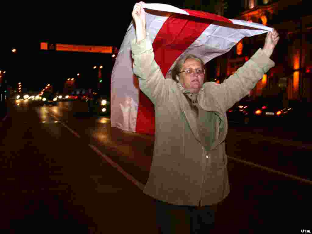 Minskdə Belarus müxalifəti seçkilərin saxtalaşdırılmasına etiraz mitinqi keçirib, 28 sentyabr 2008 - Belarus müxalifətindən heç kim parlamentə düşə bilməyib. Bu haqda Mərkəzi Seçki Komissiyası məlumat verib. Minskdə sentyabrın 28-də Belarus müxalifəti seçkilərin saxtalaşdırılmasına etiraz mitinqi keçirib. Rəsmilər deyirlər ki, aksiyada 400-ə yaxın adam iştirak edib. Onlar arasında müxalifət liderləri – Aleksandr Milinkeviç və Aleksandr Kozulin də olub
