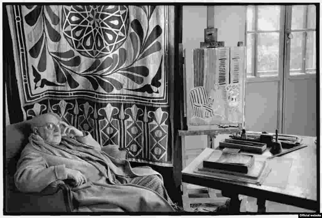 Mattisse în casa sa de la Vence, 1944, foto, © Henri Cartier-Bresson / Magnum Photos, Courtesy Fondation HCB / Agentur Focus. 