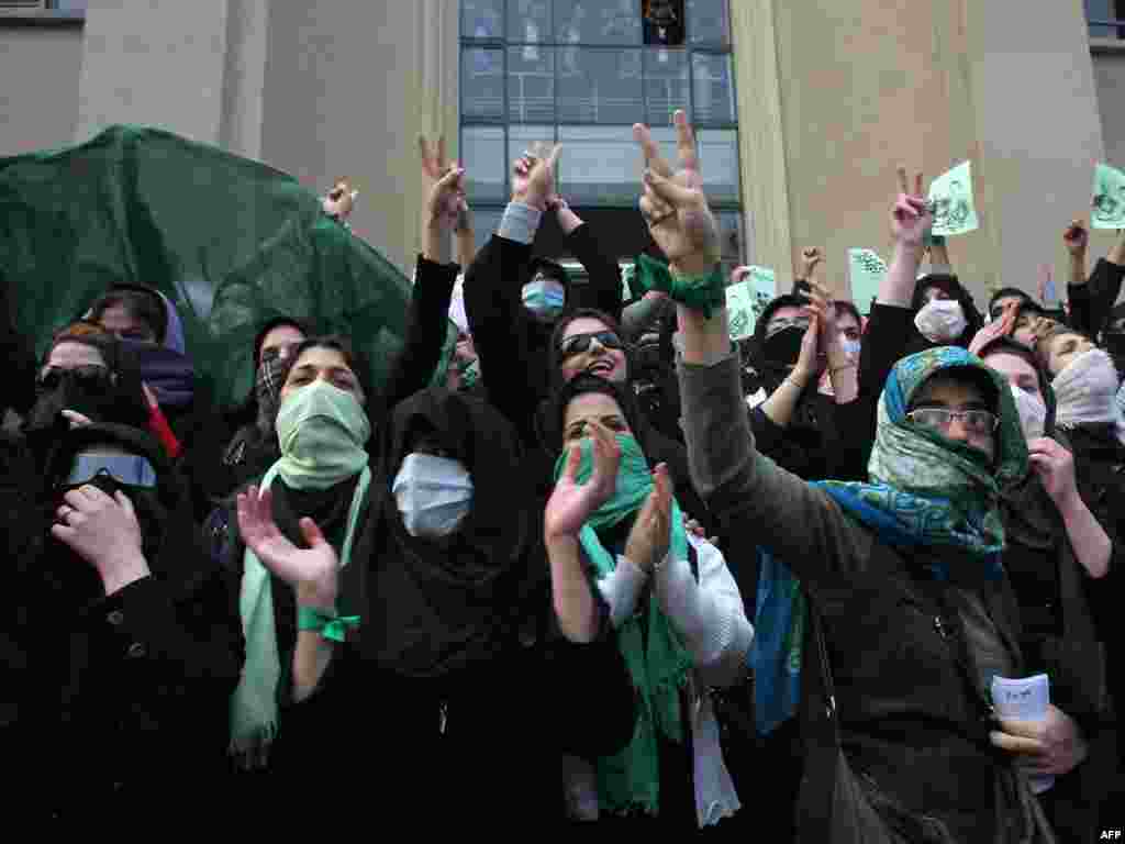 تجمع اعتراضی دانشجویان در دانشگاه تهران - گالری عکس و فیلم