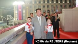 Ким Чен Ун на площад "Ким Ир Сен" в Пхенян. 9 септември 2021 г.