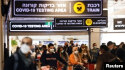 Патници излегуваат од областа за тестирање на пандемијата на коронавирус на меѓународниот аеродром Бен Гурион