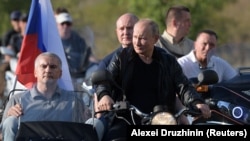 Рускиот претседател Владимир Путин со моторџискиот клуб „Ноќни волци“ поврзан со Кремљ, кој беше цел на последната рунда санкции на ЕУ против Русија. (фотографија од датотека)