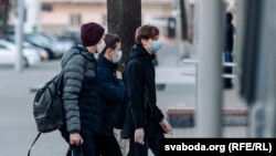 Маладыя людзі на вуліцах Віцебску 