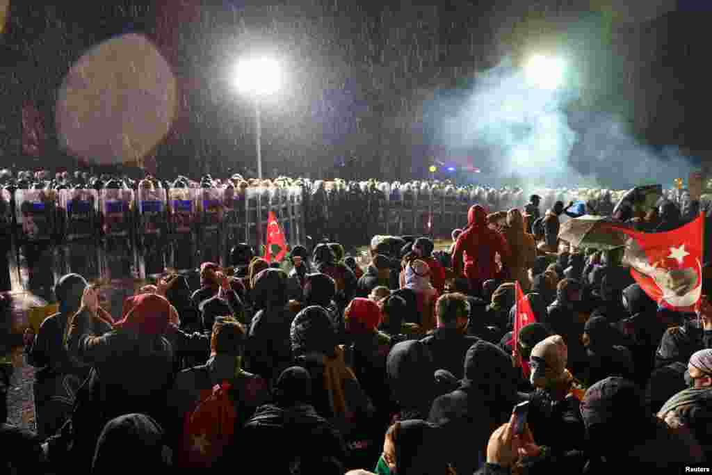 Iako su protesti bili većinski mirni policija je na nekim mjestima koristila vodene topove i biber sprej.
