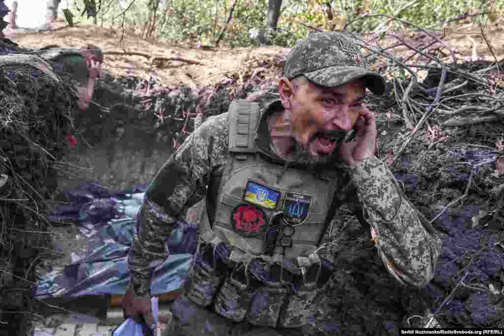Арцём, 40-гадовы ўкраінскі камандзір, выкрыквае папярэджаньне перад тым, як ягоная артылерыйская брыгада адкрые агонь па расейскіх пазыцыях каля Пакроўску, пачатак кастрычніка 2024 