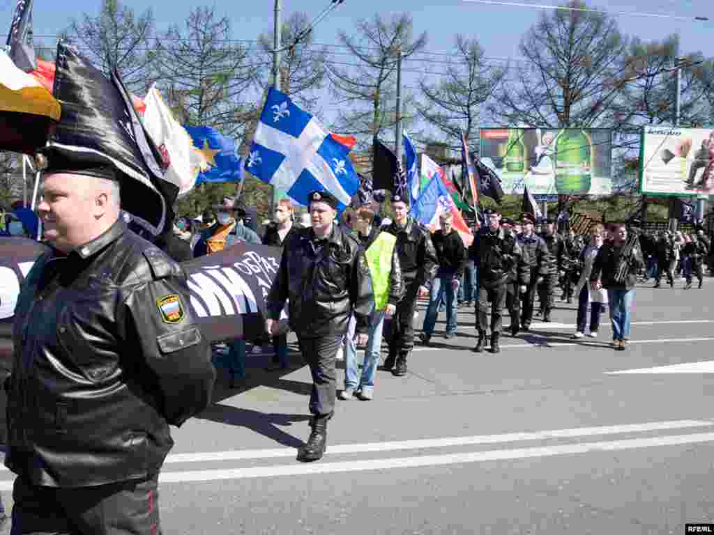 Шествие националистов контролировали милиционеры. По сути, колонна продвигалась в милицейском кольце. При этом сотрудники ГИБДД помогали марширующим без проблем переходить улицы.