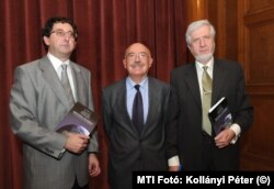 Csaba László Martonyi János és Jeszenszky Géza volt külügyminiszterekkel közös könyvük bemutatóján