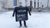 Aktiwist Serhiý Zinchenko "satira jenaýat däl" diýen ýazgyly kurtkany görkezýär. 