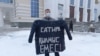 Активист Сергей Зинченко с курткой, на которой написано «Сатира қылмыс емес» («Сатира – не преступление»), 21 января 2025 г.