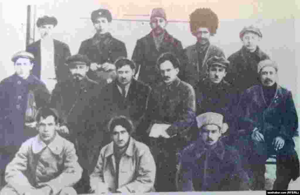 Türkmenistan Sowetleriniň 1-nji Kongressi, ikinji hatar çepden saga: I.I.Mežlauk, N.Aýtakow, K.S.Atabaýew, N.A.Paskutskiý, 1925