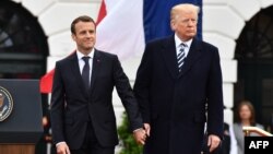 Mână-n mână. Președinții Emmanuel Macron și Donald Trump în aprilie 2018, la Washington.