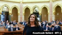 A családokért felelős tárca nélküli miniszterré kinevezett Novák Katalin, miután esküt tett az Országgyűlés plenáris ülésén 2020. szeptember 21-én.