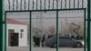 Sinjiangdaky«syýasy taýdan täzeden terbiýeleýiş lageriniň» daşyndaky germew. 2018-nji ýylyň dekabry.