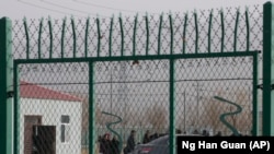 Aproximativ 1 milion de uiguri și membri ai altor grupuri etnice indigene din Xinjiang sunt deținuți în „centre de deradicalizare”