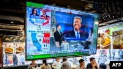 Rezultatet fillestare të zgjedhjeve presidenciale në SHBA shfaqen në një ekran televiziv në një restorant në Hong Kong, më 6 nëntor.