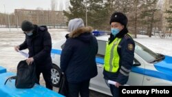 Нұр-Сұлтанда тәуелсіз бақылаушы Ролан Мұхитжанды ұстап жатқан полиция. 10 қаңтар 2021 жыл.