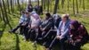 La adunarea sătenilor din Călinești, având pe ordinea de zi un plan de îmbunătățire a serviciilor de apă și canalizare, înainte de amalgamarea voluntară cu alte două sate megieșe.