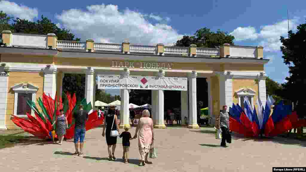 Expoziția „Cumpără produse transnistrene” a fost organizată în parcul Pobeda (Victoria) de la Tiraspol. La intrare - drapelele Rusiei și regiunii transnistrene