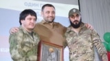  უკრაინაში რუსეთის მხარეს მებრძოლი ბატალიონის „პიატნაშკას“ მეთაური ახრა ავიძბა (მარცხნივ), არმენ სარქისიანი, რომელიც მოსკოვში, საცხოვრებელ კომპლექსში აფეთქების შედეგად გარდაიცვალა (ცენტრში), Wagner PMC-ის ყოფილი დაქირავებული აიკ გასპარიანი (მარჯვნივ). 