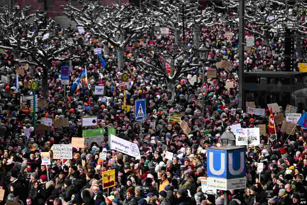 La începutul lunii ianuarie, site-ul german de investigații Correctiv a publicat un articol revelator despre mai mulți politicieni AfD: ei au discutat în noiembrie cu un partid neo-nazist despre un „masterplan” de a deporta două milioane dintre imigranții cu cetățenie germană dar „neasimilați” către Africa de nord. AfD neagă asocierea cu ideile extremiste. 