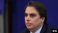 Асен Василев од партијата „Продолжи ја промената“, кој се очекуваше да биде номиниран за иден бугарски премиер.
