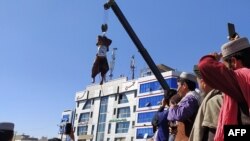 Тялото на един от убитите. Бил е заподозрян за отвличане в Херат, 25 септември 2021 г.