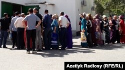 La coadă în fața unui magazin alimentar din Așgabat pentru a cumpăra ulei, zahăr și făină subvenționate, atât cât se mai găsesc pe piață. 