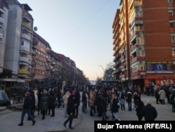 Mbledhja e qytetarëve serbë në veri, të cilët më pas u nisën drejt qendrave të votimit.
