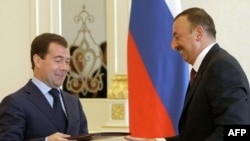 Президенты России и Азербайджана обмениваются подписанными двусторонними документами. Баку, 29 июня 2010 г. 