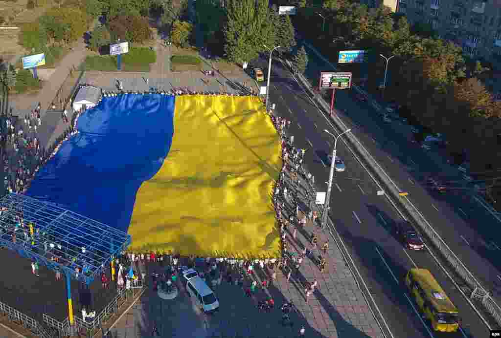 У Маріуполі під час святкування Дня міста розгорнули найбільший прапор України. Розмір прапора - 90 на 40 метрів. Маріуполь, 10 вересня 2016 року