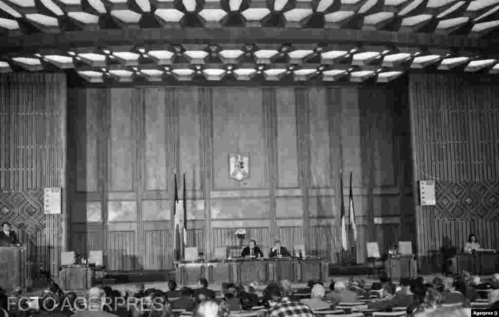 Legislatura 1992-1996 - 471 parlamentari - 328 de deputați și 143 de senatori Partide reprezentate: PDSR, CDR (Convenția Democrată Română, alianță în care erau PNȚCD, PNL și alte partide), UDMR, PRM (Partidul România Mare), PD (Partidul Democrat), și PER (Partidul Ecologist Român). În imagine, dezbateri în comun ale celor două camere, în 1994.