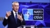 „Vom ajuta Ucraina pe termen lung pentru a face tranziția de la capacități militare din era sovietică la capacități militare moderne NATO. Nu ne lăsăm intimidați. Rusia știe că dacă va ataca nuclear Ucraina, consecințele sunt foarte grave”, a spus Jens Stoltenberg .