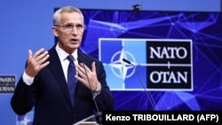 „Vom ajuta Ucraina pe termen lung pentru a face tranziția de la capacități militare din era sovietică la capacități militare moderne NATO. Nu ne lăsăm intimidați. Rusia știe că dacă va ataca nuclear Ucraina, consecințele sunt foarte grave”, a spus Jens Stoltenberg .